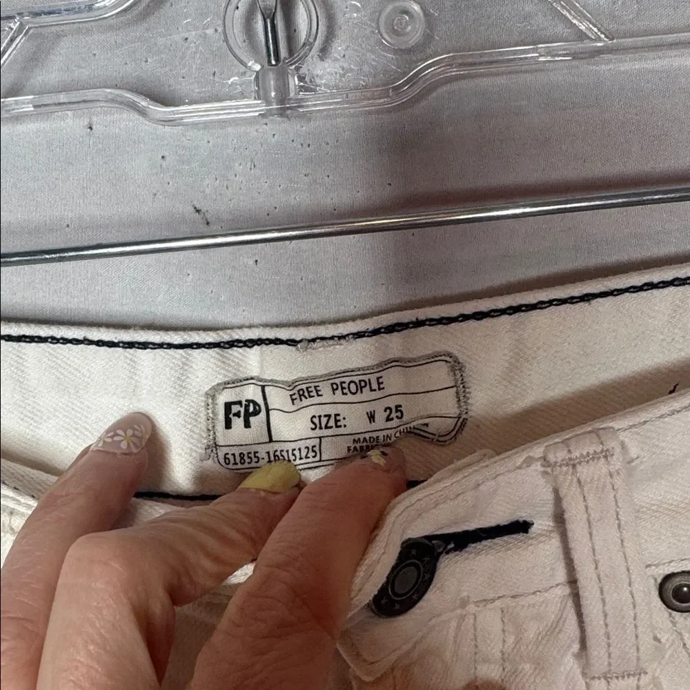 Free People White Denim Button Fly Cutoff Shorts.‎ Size 25.